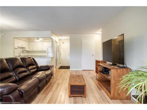 211-30 Hugo Crescent, Kitchener, ON - Indoor Photo Showing Living Room