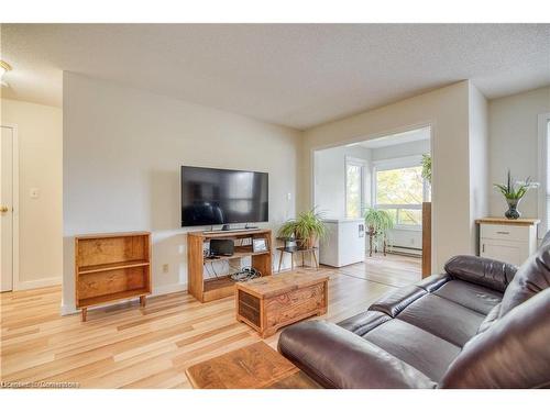 211-30 Hugo Crescent, Kitchener, ON - Indoor Photo Showing Living Room