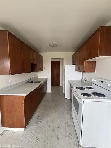 403-72 Wilfred Avenue, Kitchener, ON - Indoor Photo Showing Kitchen