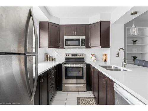 68-143 Ridge Road, Cambridge, ON - Indoor Photo Showing Kitchen With Stainless Steel Kitchen With Double Sink With Upgraded Kitchen