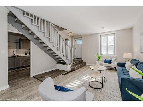 16-18 St Andrews Street, Cambridge, ON - Indoor Photo Showing Living Room