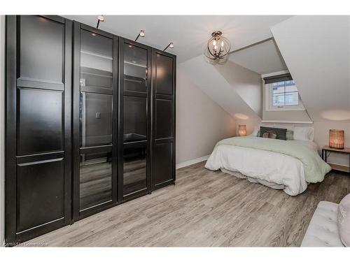 16-18 St Andrews Street, Cambridge, ON - Indoor Photo Showing Bedroom