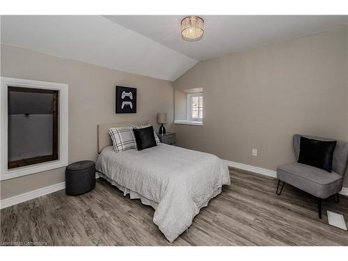 16-18 St Andrews Street, Cambridge, ON - Indoor Photo Showing Bedroom