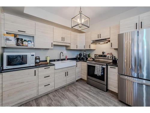 16-18 St Andrews Street, Cambridge, ON - Indoor Photo Showing Kitchen With Upgraded Kitchen