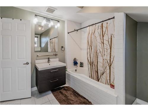 16-18 St Andrews Street, Cambridge, ON - Indoor Photo Showing Bathroom