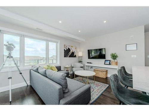 307-249 Grey Silo Road, Waterloo, ON - Indoor Photo Showing Living Room