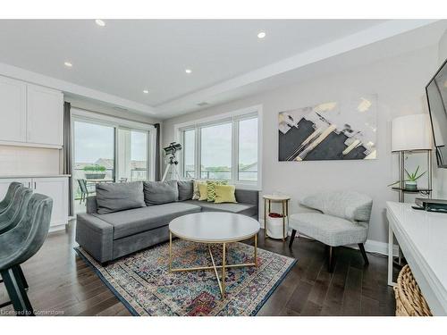 307-249 Grey Silo Road, Waterloo, ON - Indoor Photo Showing Living Room