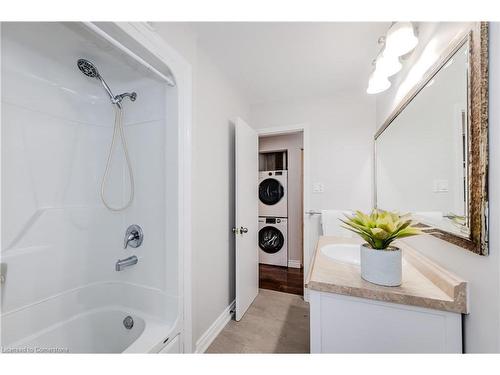 A & B-515 Brookhaven Crescent, Waterloo, ON - Indoor Photo Showing Bathroom