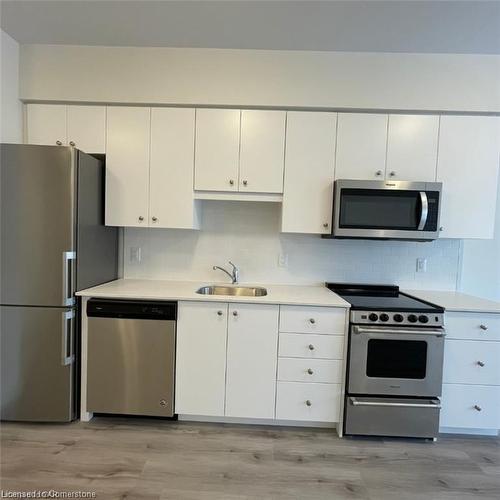 214-110 Fergus Avenue, Kitchener, ON - Indoor Photo Showing Kitchen