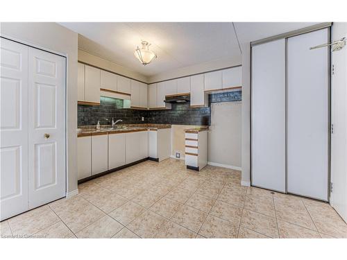 4-323 Northlake Drive, Waterloo, ON - Indoor Photo Showing Kitchen