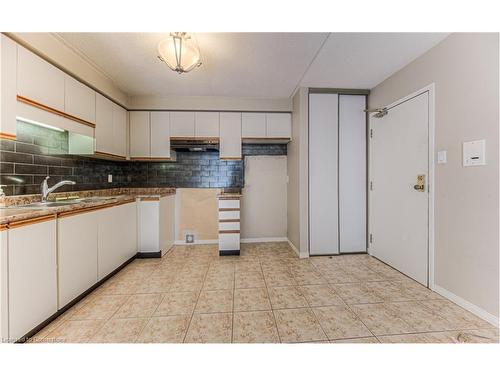 4-323 Northlake Drive, Waterloo, ON - Indoor Photo Showing Kitchen