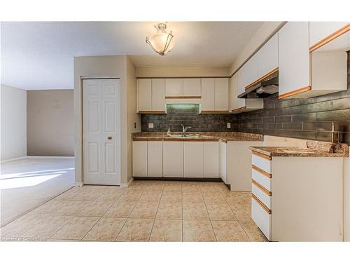 4-323 Northlake Drive, Waterloo, ON - Indoor Photo Showing Kitchen