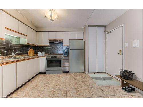 4-323 Northlake Drive, Waterloo, ON - Indoor Photo Showing Kitchen