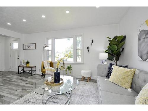 2005 Coronation Boulevard, Cambridge, ON - Indoor Photo Showing Living Room