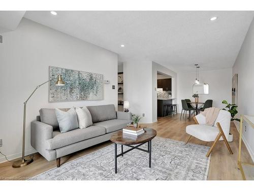 404-500 Westmount Road W, Kitchener, ON - Indoor Photo Showing Living Room