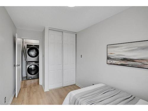 404-500 Westmount Road W, Kitchener, ON - Indoor Photo Showing Bedroom