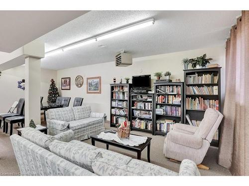 404-500 Westmount Road W, Kitchener, ON - Indoor Photo Showing Living Room