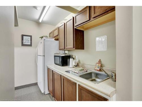 404-500 Westmount Road W, Kitchener, ON - Indoor Photo Showing Kitchen