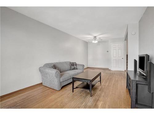 104 Strathcona Crescent, Kitchener, ON - Indoor Photo Showing Living Room