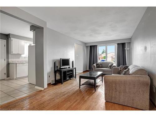 104 Strathcona Crescent, Kitchener, ON - Indoor Photo Showing Living Room