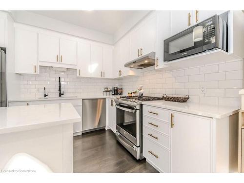 22 Sandstone Street, Cambridge, ON - Indoor Photo Showing Kitchen With Upgraded Kitchen