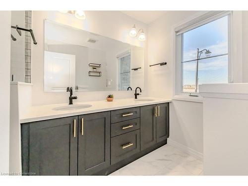 22 Sandstone Street, Cambridge, ON - Indoor Photo Showing Bathroom