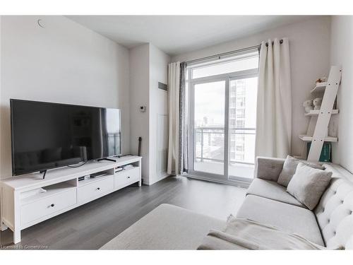 703-155 Caroline Street S, Waterloo, ON - Indoor Photo Showing Living Room