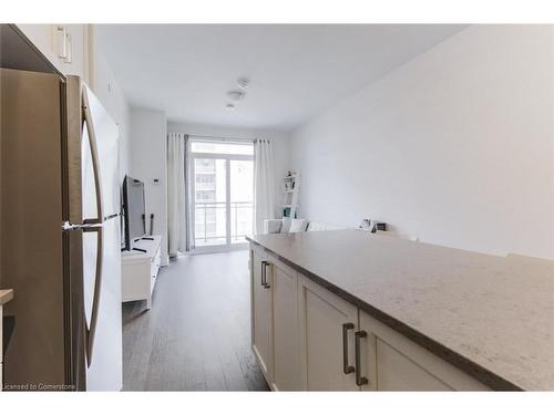 703-155 Caroline Street S, Waterloo, ON - Indoor Photo Showing Kitchen