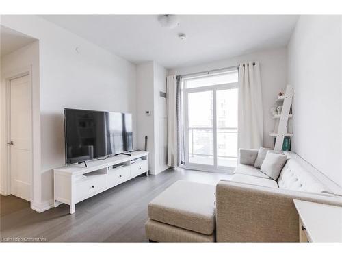 703-155 Caroline Street S, Waterloo, ON - Indoor Photo Showing Living Room