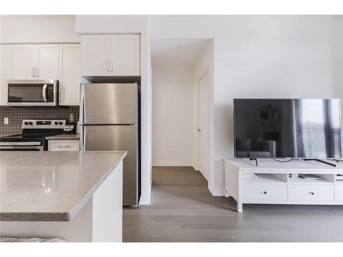 703-155 Caroline Street S, Waterloo, ON - Indoor Photo Showing Kitchen