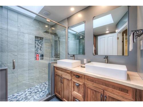 15 Hawthorne Road, Cambridge, ON - Indoor Photo Showing Bathroom