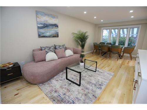 518 Exmoor Street, Waterloo, ON - Indoor Photo Showing Living Room