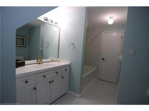 518 Exmoor Street, Waterloo, ON - Indoor Photo Showing Bathroom