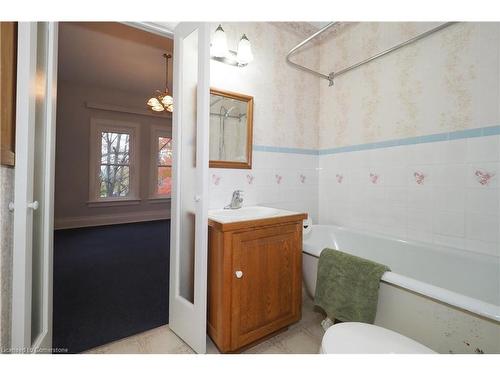 18 Tweed Street, Waterloo, ON - Indoor Photo Showing Bathroom