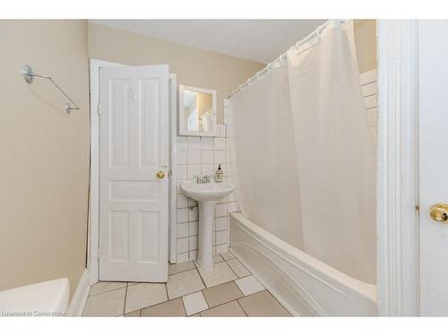 39-41 Mcnaughton Street, Cambridge, ON - Indoor Photo Showing Bathroom