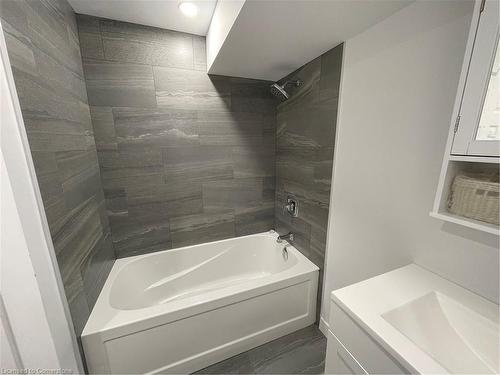 B-51 Drake Avenue, Paris, ON - Indoor Photo Showing Bathroom