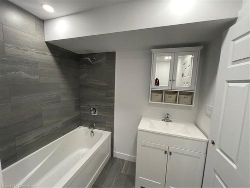 B-51 Drake Avenue, Paris, ON - Indoor Photo Showing Bathroom