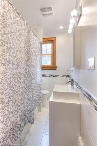 96 Spruce Street, Cambridge, ON - Indoor Photo Showing Bathroom