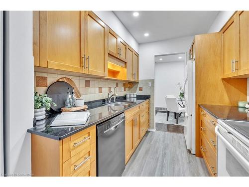 2-524 Beechwood Drive, Waterloo, ON - Indoor Photo Showing Kitchen