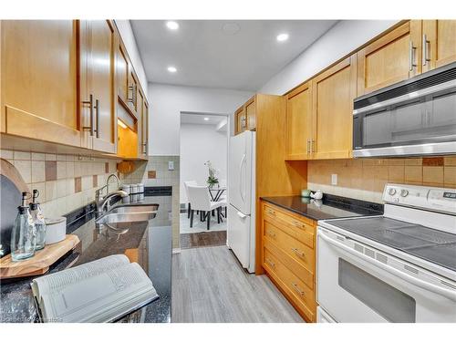 2-524 Beechwood Drive, Waterloo, ON - Indoor Photo Showing Kitchen With Double Sink