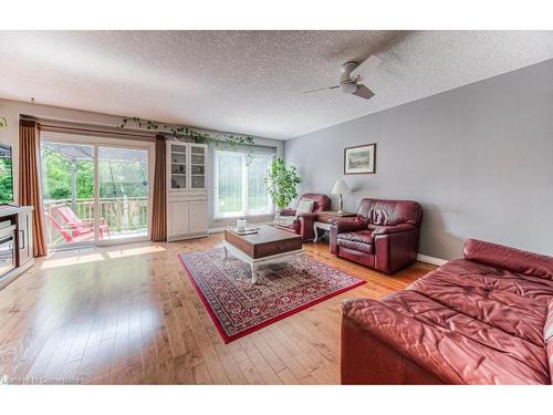 22-105 Pinnacle Drive, Kitchener, ON - Indoor Photo Showing Living Room