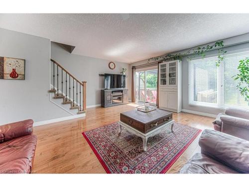 22-105 Pinnacle Drive, Kitchener, ON - Indoor Photo Showing Living Room