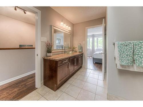 22-105 Pinnacle Drive, Kitchener, ON - Indoor Photo Showing Bathroom