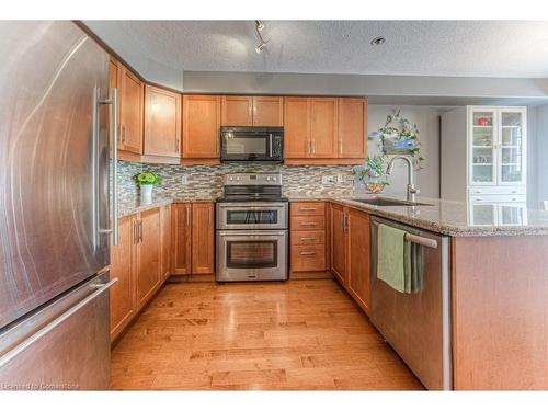 22-105 Pinnacle Drive, Kitchener, ON - Indoor Photo Showing Kitchen