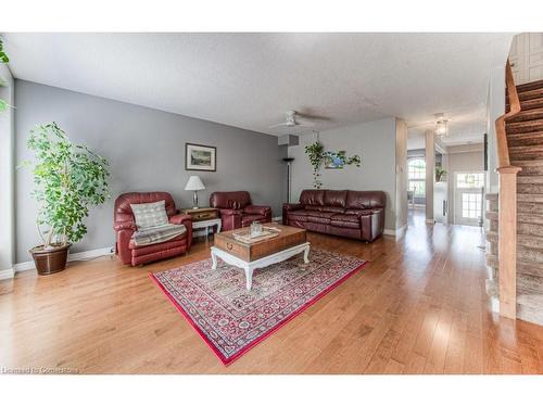 22-105 Pinnacle Drive, Kitchener, ON - Indoor Photo Showing Living Room