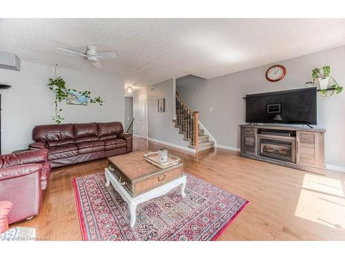 22-105 Pinnacle Drive, Kitchener, ON - Indoor Photo Showing Living Room