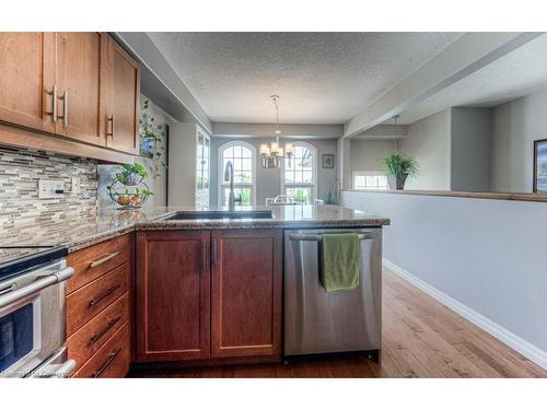 22-105 Pinnacle Drive, Kitchener, ON - Indoor Photo Showing Kitchen