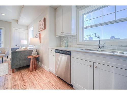 B301-112 Union St E, Waterloo, ON - Indoor Photo Showing Kitchen