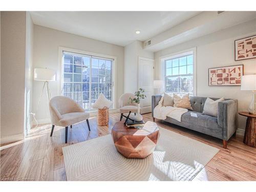 B301-112 Union St E, Waterloo, ON - Indoor Photo Showing Living Room