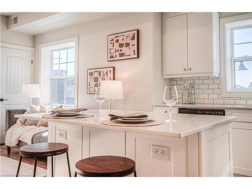 B301-112 Union St E, Waterloo, ON - Indoor Photo Showing Kitchen